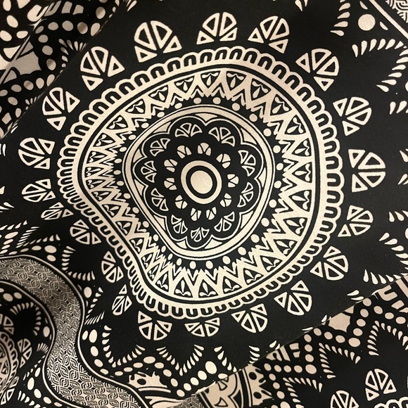 NWOT LuLaRoe ‘LYNNAE’ XL Black & White Mandala Top - Picture 6 of 8